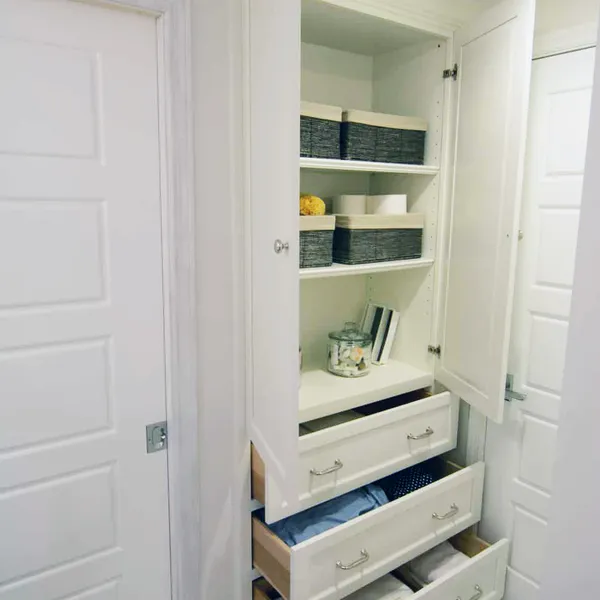 Custom linen closet cabinetry, Columbus, OH area